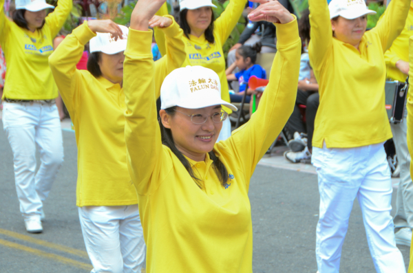 组图：法轮功学员方阵 亮相美西最大独立日游行