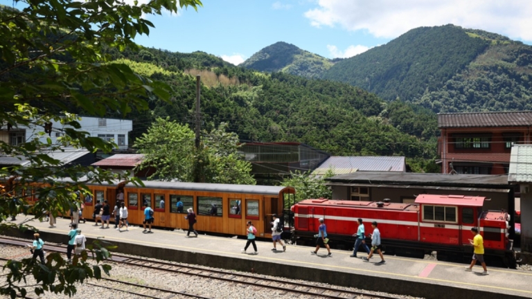 中斷15年 阿里山森鐵「全線通車」首班車啟航