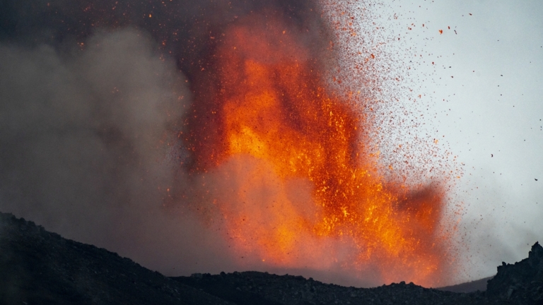 休眠四年後 歐洲最高火山埃特納再次噴發