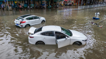 洪災蔓延北方 多地被淹 街道變海車成船