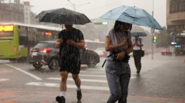 瞬间爆大雨 北市大安信义时雨量破百毫米(视频)