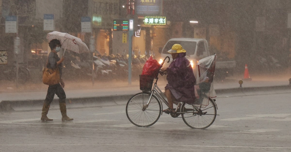 瞬间爆大雨 北市大安信义时雨量破百毫米(视频)