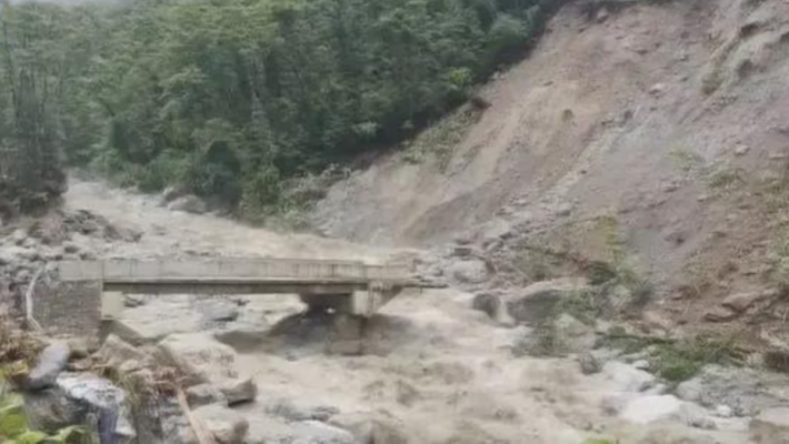 西藏大雨引发塌方泥石流 数百人被困日喀则