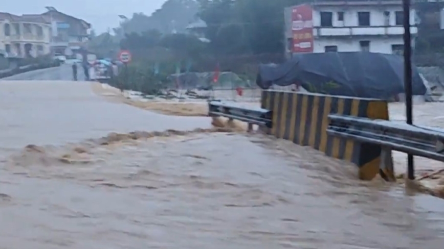 重庆洪灾已致6死 房屋被淹 部分路段水深3米（视频）