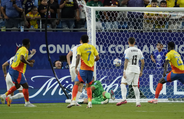 TOPSHOT - Uruguay's goalkeeper #01 Sergio Rochet fails to stop a goal by Colombia's midfielder #16 Jefferson Lerma (L) during the Conmebol 2024 Copa America tournament semi-final football match between Uruguay and Colombia at Bank of America Stadium, in Charlotte, North Caroline on July 10, 2024. (Photo by TIMOTHY A. CLARY / AFP) 