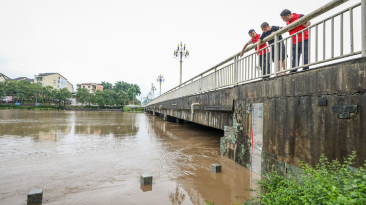 中国南方连日暴雨 重庆洪灾35条河流超警戒