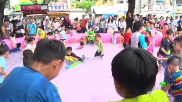 炎夏好消暑 台湾屏东“夏日泡泡趴”