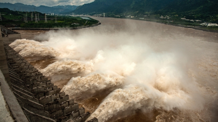 洪水氾滥多人遭冲走 三峡大坝九孔泄洪 灾情恶化