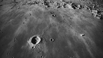 月球发现洞道入口 或延伸到更深处