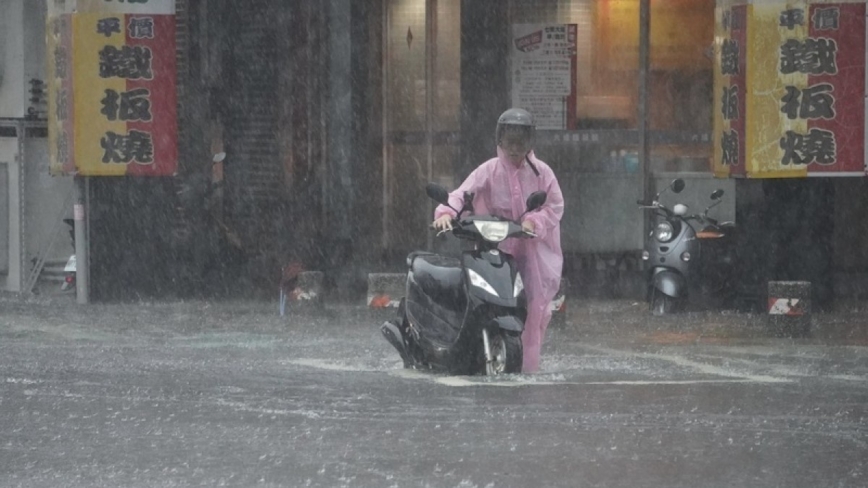 格美豪雨强灌中南部酿3死380伤 高雄爱河暴涨（组图）