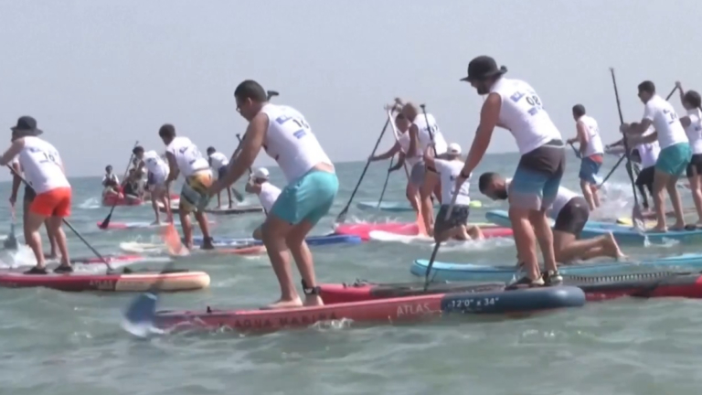 酷夏趕海最舒爽 北非人槳板比賽歡樂爆棚