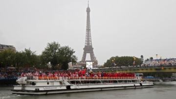 巴黎奧運雨中隆重開幕 各國塞納河上乘船入場
