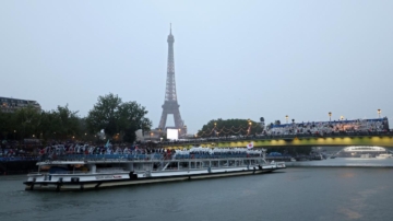 巴黎奥运雨中隆重开幕 各国塞纳河上乘船入场