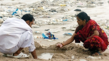 印度勞工挖到近20克拉鑽石 改變一貧如洗人生