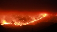 兩天吞噬16萬英畝 帕克大火導致數千人撤離