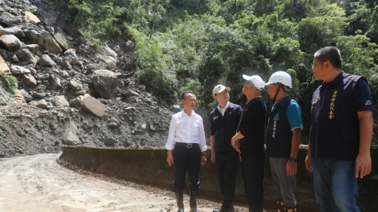 阿里山公路明隧道被砸凹 搶通畫面曝光