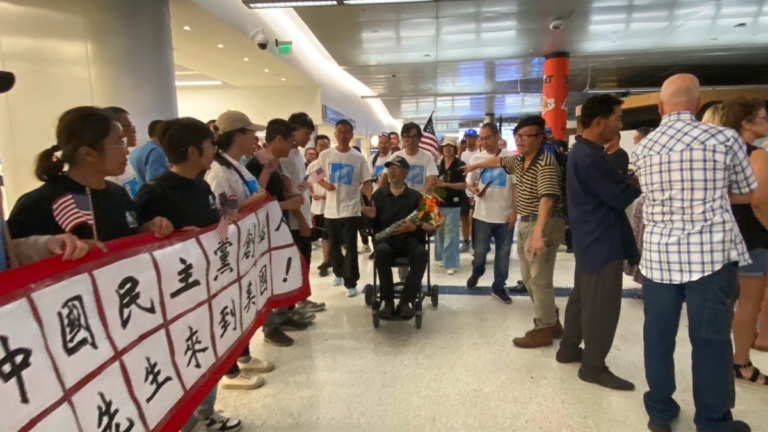 朱虞夫歷經磨難到達洛杉磯 民眾機場歡迎