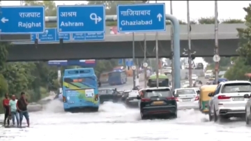 印度德裡大雨街道車輛泡水 空中交通也受影響