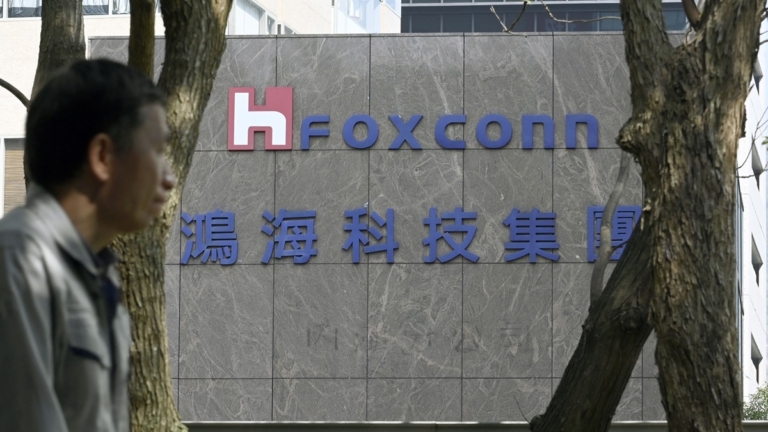 【中國一分鐘】富士康河南設總部 儲戶打爆電話示警投資風險