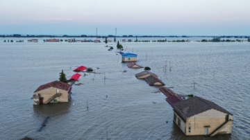 【新闻周刊】湖南水灾至少60人遇难失踪 多地罕见高温