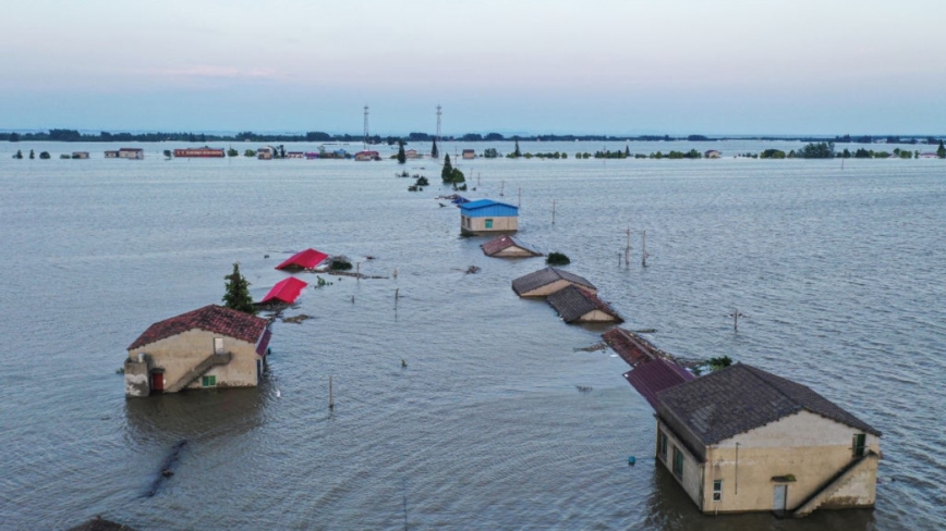 【新闻周刊】湖南水灾至少60人遇难失踪 多地罕见高温