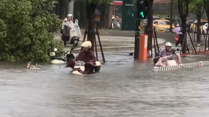 多地遭遇強對流天氣 康定泥石流災民損失慘重