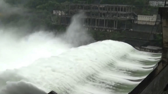 陕西暴雨导致山洪 志丹市汽车堆积 民众受困