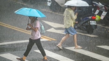 雙北夜空「4雲龍奔月」 上午19縣市大雨特報