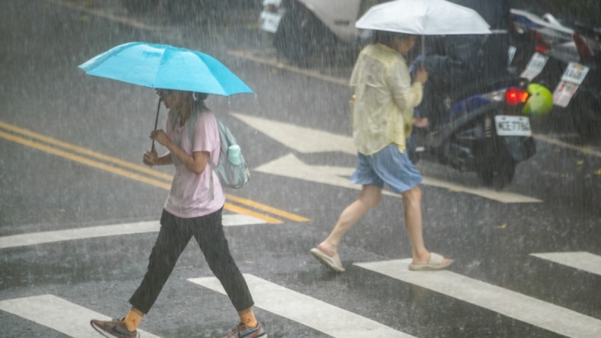 双北夜空“4云龙奔月” 上午19县市大雨特报