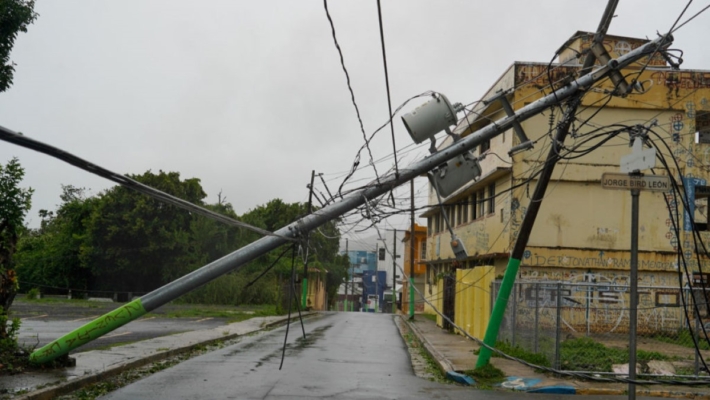 挾強風豪雨 颶風厄尼斯托襲百慕達 向加拿大移動