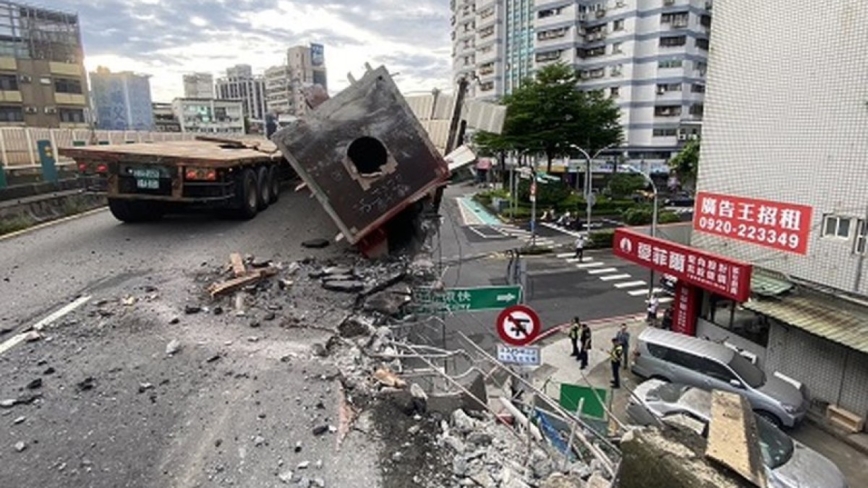 上班尖峰時間 聯結車撞台北忠孝橋護欄 往台北方向封閉