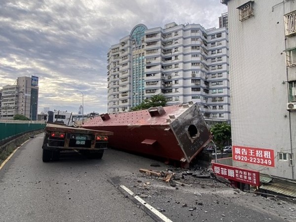 上班尖峰时间 联结车撞台北忠孝桥护栏 往台北方向封闭