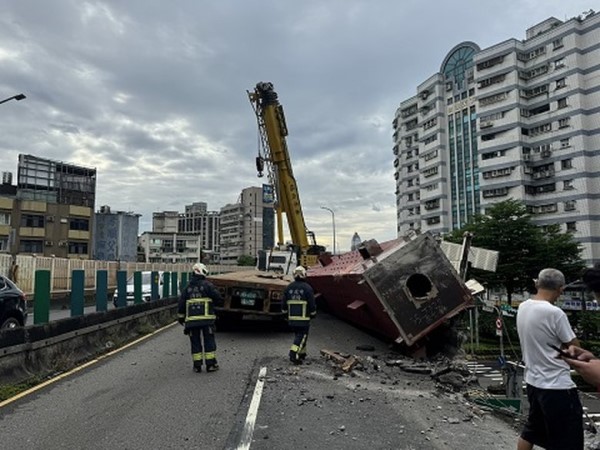 上班尖峰時間 聯結車撞台北忠孝橋護欄 往台北方向封閉