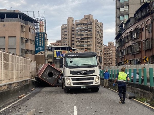 上班尖峰時間 聯結車撞台北忠孝橋護欄 往台北方向封閉