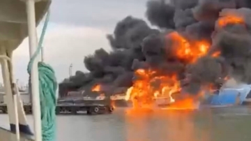 俄黑海高加索港遭襲 滿載油箱渡輪起火沉沒