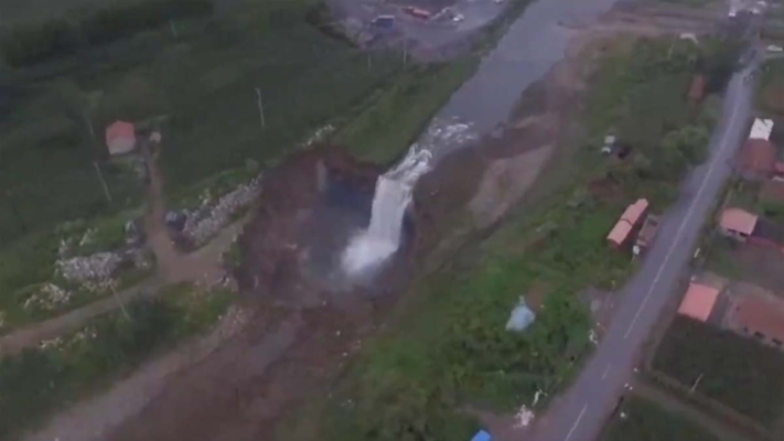 遼寧藍河河床塌陷 河水全流入天坑（視頻）