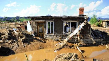 山东暴雨内涝 辽宁建昌县二百馀村受灾 遗体就地掩埋