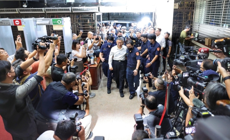 8月30日兩岸掃描 涉京華城容積率弊案 柯文哲被帶走 家被搜