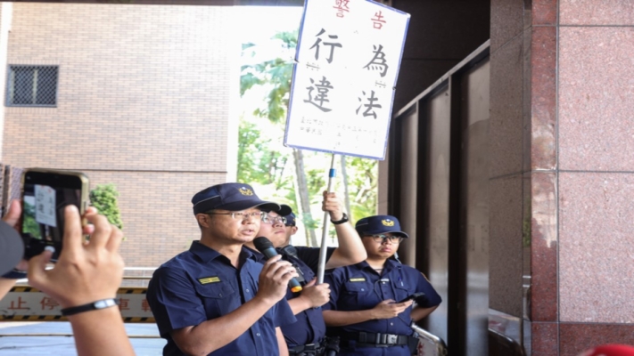 柯文哲涉贪今晚8时开羁押庭 警对支持者举牌要求离开