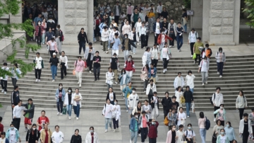 【中国一分钟】不到校也能拿毕业证！中国多地被曝“空挂学籍”乱象