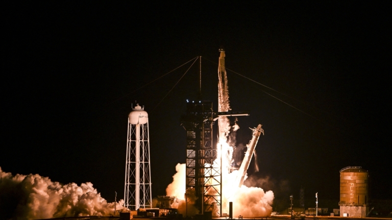 SpaceX送私人宇航員升空 開創太空漫步里程碑