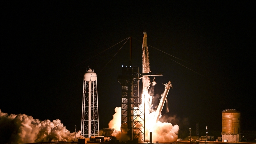 SpaceX送私人宇航员升空 开创太空漫步里程碑