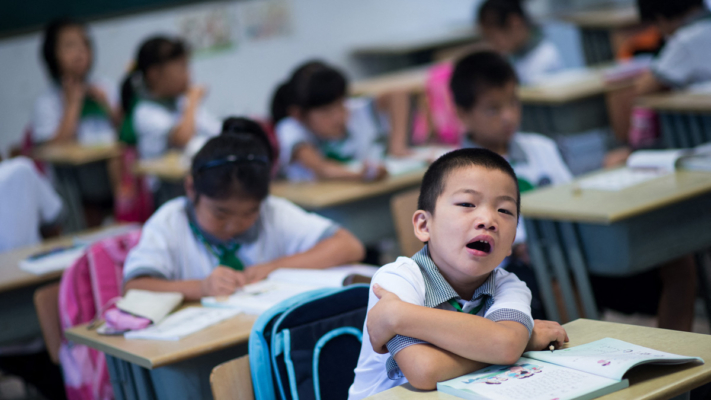 中国学校要孩子“听党话” 惹怒学生家长