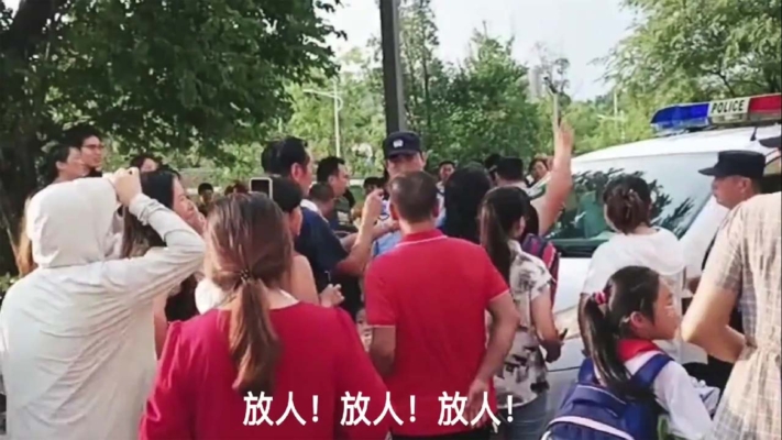 广东小区成立业委会遭镇压 业主围警车成功救人（视频）