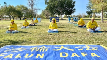 拉斯维加斯学员炼功弘法　恭祝李洪志大师中秋快乐