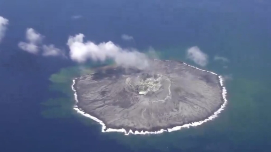 日本須美壽島周邊海水變色 官方示警：防海底火山噴發