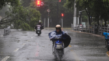 【中国一分钟】台风普拉桑袭上海 市区积水民众开车如开船