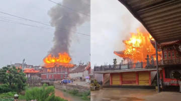 福建莆田一寺庙被烧毁 整个建筑被火苗裹住（视频）