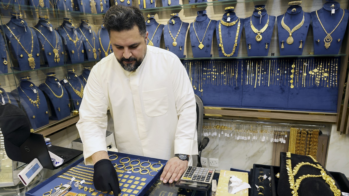 财经简讯】看好黄金高盛预测黄金价明年达2900美元| 欧洲经济| 欧央行| 日本央行| 新唐人电视台