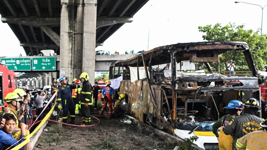 泰國一輛校車起火 至少23名師生遇難